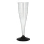 Um copo de pé de espumante Starpak claro (0,1 l, Ø 5 cm, 17,5 cm) de poliestireno com base preta está de pé sobre um fundo branco. A embalagem contém seis copos elegantes com texto vertical discreto na borda.