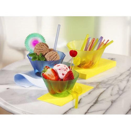Duas taças de gelado e sobremesa Starpak (500 ml, Ø 13 cm, laranja) sobre uma mesa de mármore - uma com chocolate e menta, a outra com morango e frutas. Ao fundo, colheres de PS coloridas sobre um guardanapo amarelo.