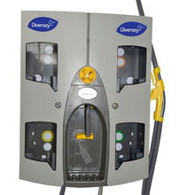 A Quattro Select Uni AirGap Estação de Dosagem da Diversey Deutschland GmbH & Co. OHG é um dispositivo cinza de parede para até 4 produtos, com quatro compartimentos visíveis, placas transparentes, mangueiras anexadas, design compacto, botão rotativo e alavanca.