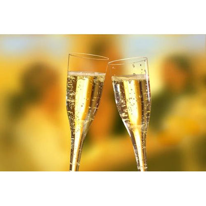 Dois copos de pé Starpak 10 para champanhe, PS 0,1l tilintam um contra o outro e sublinham o verdadeiro prazer do champanhe em meio a uma cena desfocada de pessoas e luzes quentes.