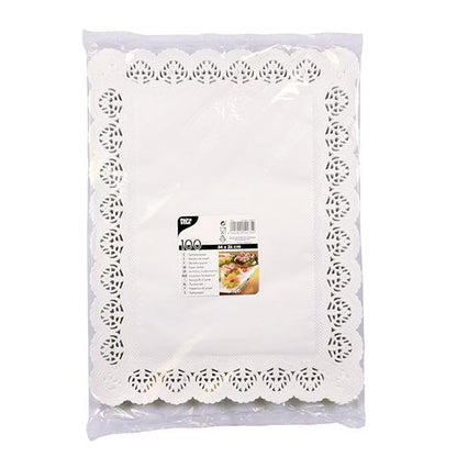 Uma embalagem de plástico transparente "PAPSTAR 100 papéis rendados quadrados, brancos" da PAPSTAR GmbH contém toalhas de papel brancas retangulares com bordas decorativas, bem como uma etiqueta frontal com detalhes do produto e uma imagem de alimento.