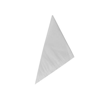 Uma PAPSTAR 1000 cones, guardanapo de celulose branco da PAPSTAR GmbH é dobrada diagonalmente e colocada sobre um fundo branco.
