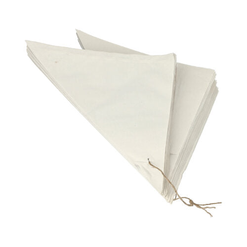 Uma pilha de 1000 cones de celulose PAPSTAR, com fios da PAPSTAR GmbH, está frouxamente amarrada com corda marrom sobre um fundo branco - um design ecológico.