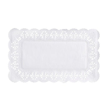 Uma toalha de papel retangular branca PAPSTAR 100 papéis rendados da PAPSTAR GmbH com um centro sólido e uma borda rendada ornamentada com padrão de flores.