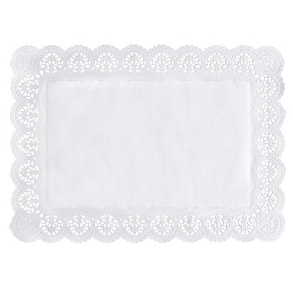 O PAPSTAR 100 papéis rendados quadrados, brancos da PAPSTAR GmbH é uma toalha de papel retangular branca com uma borda rendada elaborada e um centro simples, vista de cima sobre um fundo branco.