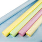 Quatro rolos de toalha de papel pastel PAPSTAR (amarelo, verde, rosa, creme) são apresentados ao lado de uma folha azul desenrolada. Cada rolo: 8 m x 1 m. Perfeito para decorações de mesa elegantes da PAPSTAR GmbH.