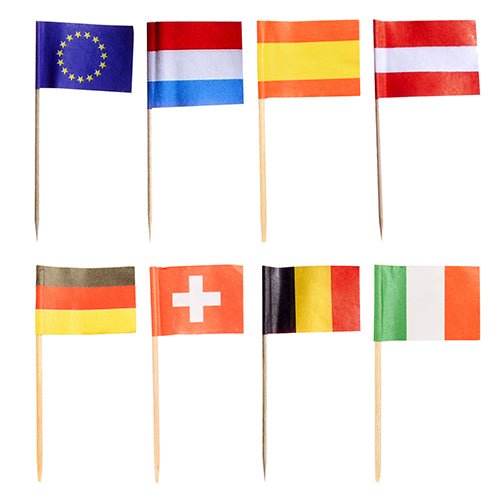 Cinquenta PAPSTAR Deko-Picker 8 cm "Nationen"-bandeiras de papel em paus de madeira (by PAPSTAR GmbH) são mostradas em duas filas como decoração de mesa elegante, com os países UE, Países Baixos, Espanha, Áustria, Alemanha, Suíça, Bélgica & Irlanda. Fundo branco.