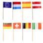 Cinquenta PAPSTAR Deko-Picker 8 cm "Nationen"-bandeiras de papel em paus de madeira (by PAPSTAR GmbH) são mostradas em duas filas como decoração de mesa elegante, com os países UE, Países Baixos, Espanha, Áustria, Alemanha, Suíça, Bélgica & Irlanda. Fundo branco.