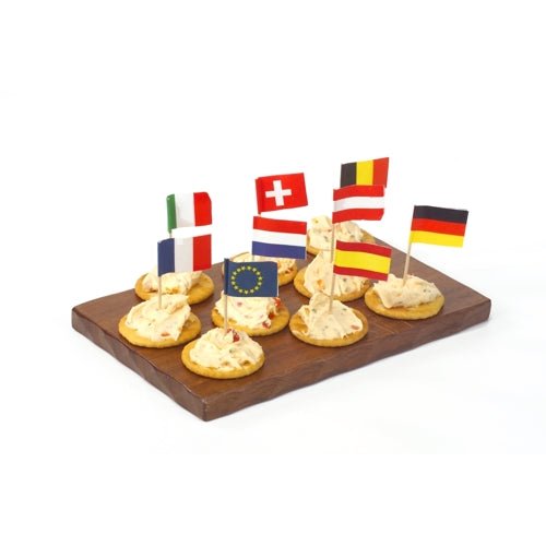 Uma bandeja de madeira contém sete crackers, cada um com uma pasta e coroado com PAPSTAR Deko-Picker 8 cm "Nationen" (vários países & UE). Perfeito como decoração de mesa para festas e eventos. Marca: PAPSTAR GmbH.