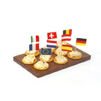 Uma bandeja de madeira contém sete crackers, cada um com uma pasta e coroado com PAPSTAR Deko-Picker 8 cm "Nationen" (vários países & UE). Perfeito como decoração de mesa para festas e eventos. Marca: PAPSTAR GmbH.