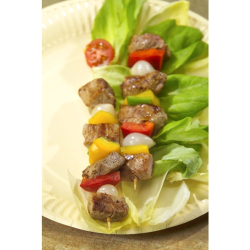 Um espeto com carne grelhada, pimentão, tomates e cebolas repousa sobre um prato de salada bege, servido com PAPSTAR espetos de madeira "pure" Ø 3 mm, 20 cm (1000 peças) da PAPSTAR GmbH para um toque ecológico.