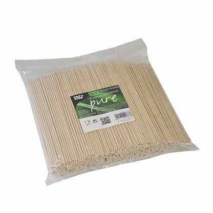 Uma embalagem de plástico transparente da PAPSTAR GmbH contém 1000 espetos "pure" de madeira, cada um com 20 cm de comprimento e 3 mm de espessura, uniformemente alinhados e com um rótulo verde e branco no interior do saco.