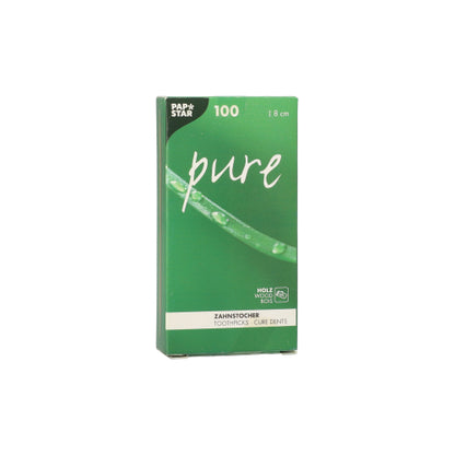 Uma caixa verde da PAPSTAR GmbH com a inscrição "pure" contém 100 palitos de madeira redondos (8 cm) numa caixa de cartão ecológica com motivo de folhas e gotas de água e texto em alemão e inglês. Produto: PAPSTAR Palitos "pure" de madeira, 8 cm.
