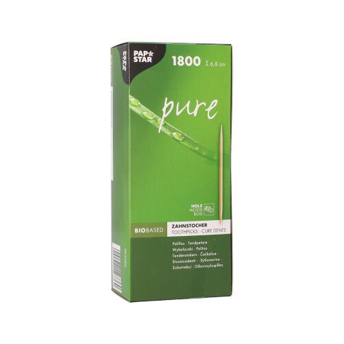 Uma caixa verde com a inscrição "PAPSTAR palitos pure" da PAPSTAR GmbH contém 1800 palitos de madeira redondos (6,8 cm) na bandeja de papelão. A frente mostra uma imagem de palito, detalhes à base de bio e informações multilíngues.