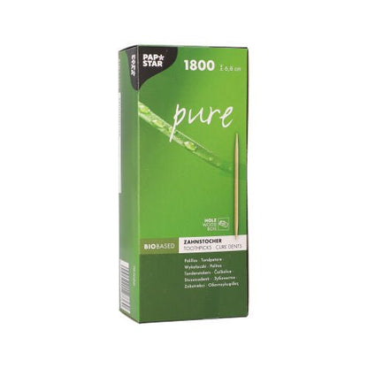 Uma caixa verde com a inscrição "PAPSTAR palitos pure" da PAPSTAR GmbH contém 1800 palitos de madeira redondos (6,8 cm) na bandeja de papelão. A frente mostra uma imagem de palito, detalhes à base de bio e informações multilíngues.