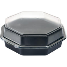 Eine Duni GmbH Octaview® Schwarz/Transparent 230x230x80 mm Box (Packung 180 Stück) mit klarem Deckel wird aus einem leicht erhöhten Winkel auf Weiß gezeigt - ideal als transparente Aufbewahrungs- oder Präsentationsbox für frische Speisen.