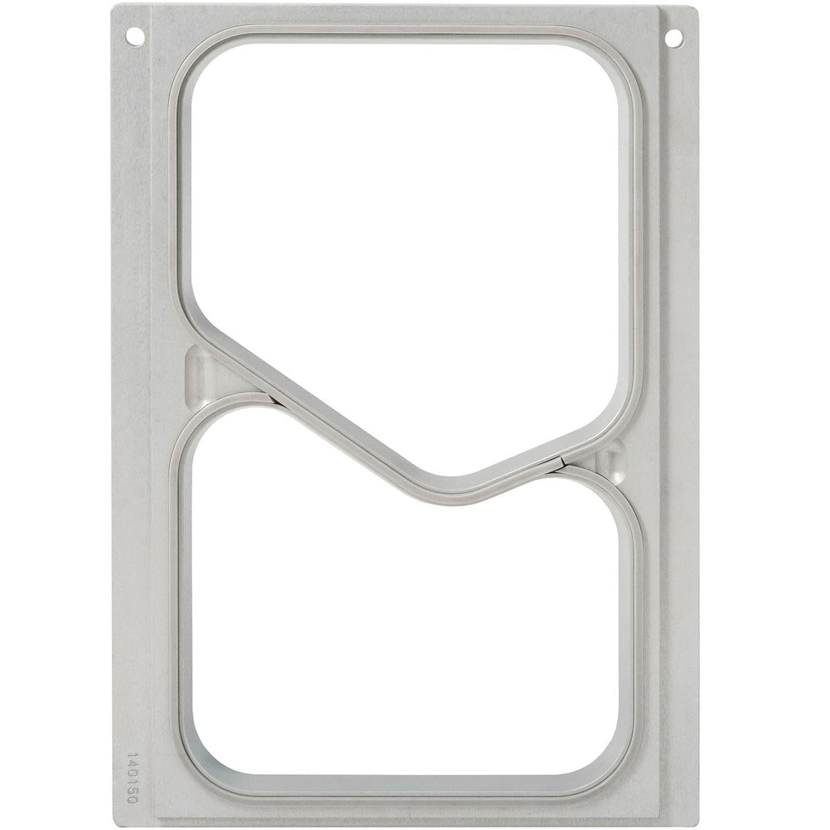 A cassete DF10/20 da Duni GmbH é uma moldura metálica prateada retangular com dois recortes grandes e irregulares e cantos arredondados, compatível com bandejas de menu 2-comp. PP GN de 630/490 ml. Possui orifícios de fixação em dois cantos.