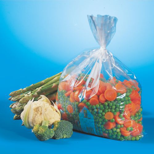 Um saco de congelação Starpak 24 transparente (LLDPE, 10 l, 60 x 40 cm) contém legumes mistos congelados – principalmente cenouras e ervilhas – em frente a espargos, couve-flor e brócolos sobre fundo azul. Ideal para armazenamento de alimentos.