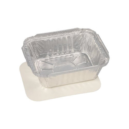 A Starpak 25 Schalen, Alu + tampa de inserção, revestida em PP da Starpak é uma bandeja descartável retangular de alumínio com uma tampa de cartão branca correspondente por baixo, ideal para catering ou take-away, retratada sobre um fundo branco simples.