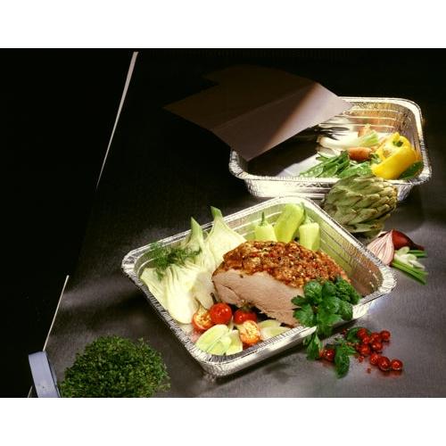 Sobre um fundo escuro estão dois recipientes Gastronorm Starpak 3 (Alumínio, 5,2l, 32,5cm x 52,5cm x 3,7cm, conjunto de 3): Um contém carne cozida com funcho e lima, o outro está preenchido com legumes frescos – ideal para a cozinha profissional.