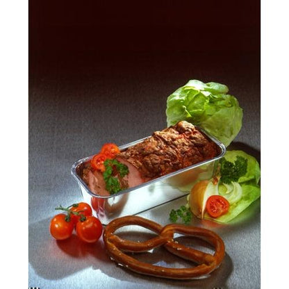 Numa forma retangular Starpak 10 (1,09 l, 6 cm x 10,2 cm x 23 cm) encontram-se fatias de bolo de carne com tomate e salsa. Em torno da forma há salada, tomates cereja, um pretzel e meia cebola, guarnecidos com salsa e tomate.