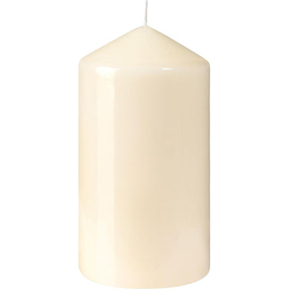 Uma vela cilíndrica de marfim não acesa da Duni GmbH no formato 150 x 80 mm com superfície lisa e brilhante e pavio visível oferece uma longa duração de queima de cerca de 60 horas.