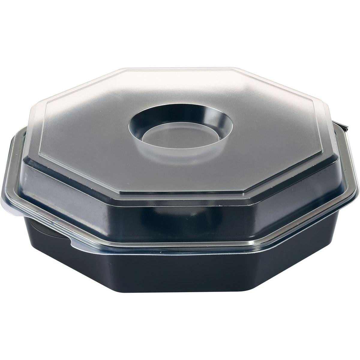 O Octaview® com vidro Preto / Transparente PS da Duni GmbH é um recipiente de takeout octogonal preto com tampa clara, que possui uma cavidade redonda no meio - ideal para a apresentação elegante de alimentos.