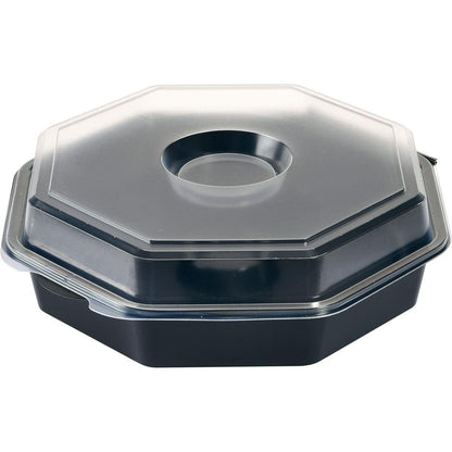 O Octaview® com vidro Preto / Transparente PS da Duni GmbH é um recipiente de takeout octogonal preto com tampa clara, que possui uma cavidade redonda no meio - ideal para a apresentação elegante de alimentos.