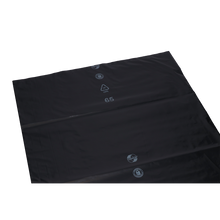 Eine große, flache schwarze Kunststoffplatte, wie die DEISS Premium Müllsäcke 120L by EMIL DEISS KG (700x1100x0,1mm), mit Recyclingsymbolen und der Zahl 65 in weiß, liegt auf weißem Grund.