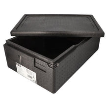 Um contentor de transporte isolado Starpak preto, EPP 60x40cm "Gastro-Norm 1/1", possui uma tampa parcialmente aberta que mostra o interior vazio e uma etiqueta branca com texto e códigos de barras na frente - ideal para uso na restauração.