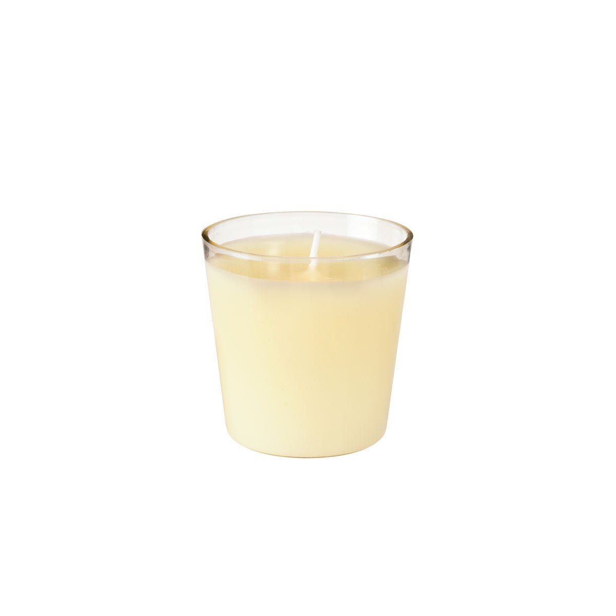 A pequena vela de recarga Switch & Shine, de cor amarelo-claro, da Duni GmbH está em um suporte de vidro transparente sobre um fundo branco. Possui um longo tempo de combustão (cerca de 30h) e um pavio branco que não está aceso.