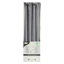 Uma caixa com 8 PAPSTAR Velas de candelabro (Ø 2,2 cm, 25 cm) da PAPSTAR Vela em forma de GmbH, composta a 100 % por estearina, disposta verticalmente e visível através de uma parte frontal transparente; na embalagem constam as menções «longa duração de combustão» e «máxima qualidade».