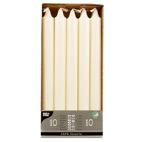 Uma embalagem com 10 PAPSTAR velas cônicas (Ø 2,2 cm, 24 cm, branco, 100% estearina) está em pé em uma bandeja de papelão com uma etiqueta parcialmente transparente na parte inferior, que mostra texto e símbolos. Marca: PAPSTAR GmbH.