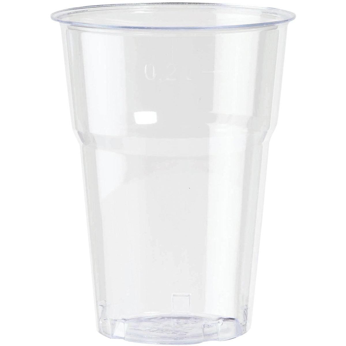 Um copo PS transparente e claro da tendência de vidro da Duni GmbH está em pé sobre um fundo branco e impressiona com seu design moderno com forma ligeiramente cônica e borda plana.