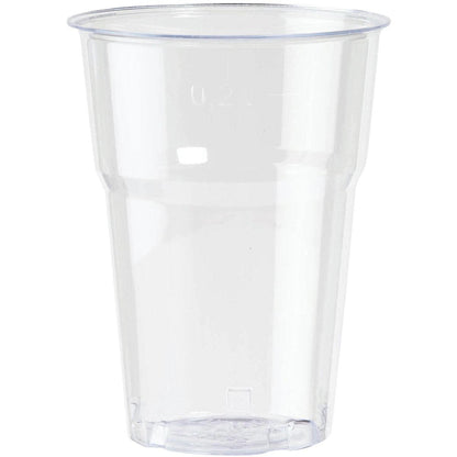 Um copo PS transparente e claro da tendência de vidro da Duni GmbH está em pé sobre um fundo branco e impressiona com seu design moderno com forma ligeiramente cônica e borda plana.