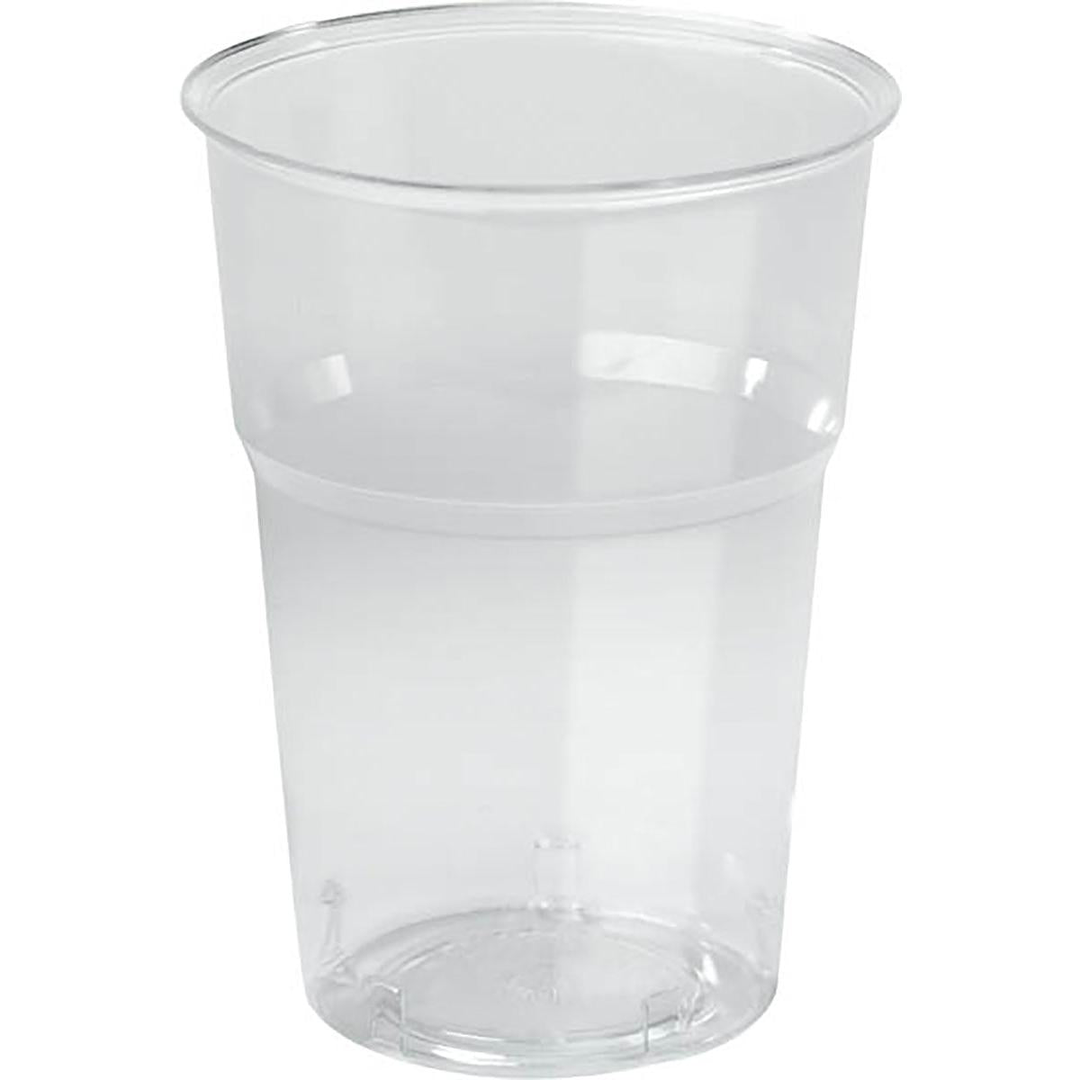 Um copo de plástico descartável PS transparente da tendência de vidro da Duni GmbH, vazio e em pé contra um fundo branco simples.