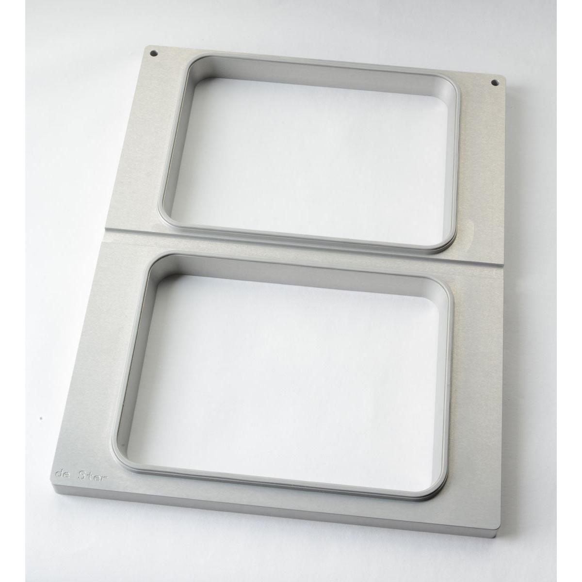 A Duni GmbH Cassete DF15/25 para bandejas CPET 960-1500 ml - 2 usos é uma estrutura metálica retangular com duas aberturas dispostas verticalmente, acabamento escovado e bordas arredondadas - perfeito para armazenar bandejas CPET em qualquer superfície branca.