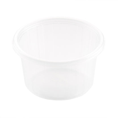 É exibido um recipiente Fixpack® redondo transparente PP vazio e claro da Duni GmbH, em forma redonda, visto de um ângulo ligeiramente elevado diante de um fundo branco.