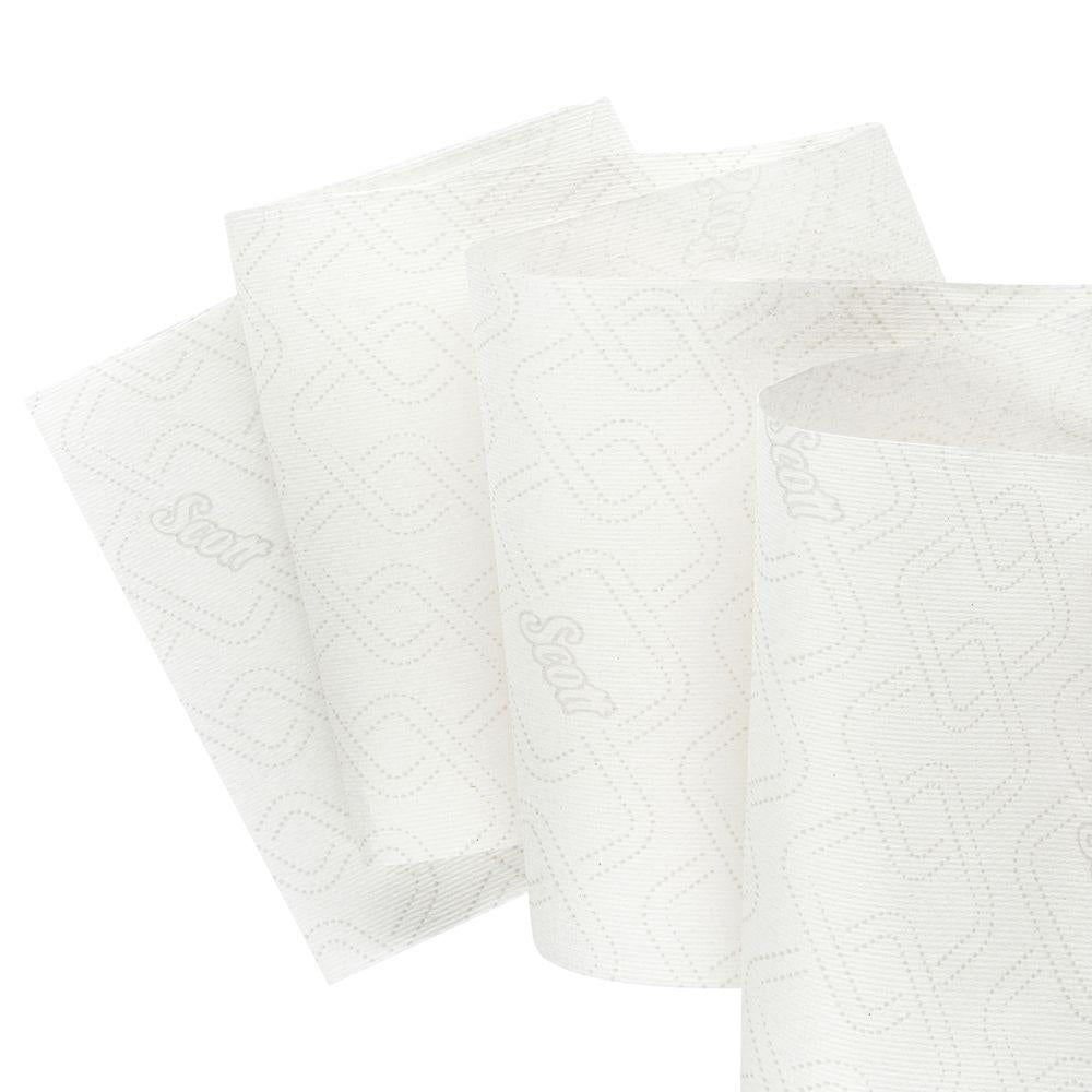 Seis rolos de toalha de papel Scott® Essential™ 6638 de 1-camada da Kimberly-Clark GmbH estão em pé, exibindo um padrão geométrico discreto e o logotipo "Scott", que se repete suavemente em cada rolo.
