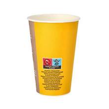 Ein Starpak Pappbecher für Heißgetränke im „To Go“-Design eignet sich perfekt zum Servieren von Heißgetränken zum Mitnehmen. Der 0,3-Liter-Becher trägt ein rot-blaues Etikett mit Recyclingsymbolen und einem Text, der bestätigt, dass er keinen Kunststoff enthält. Er erscheint leer und isoliert vor einem weißen Hintergrund.