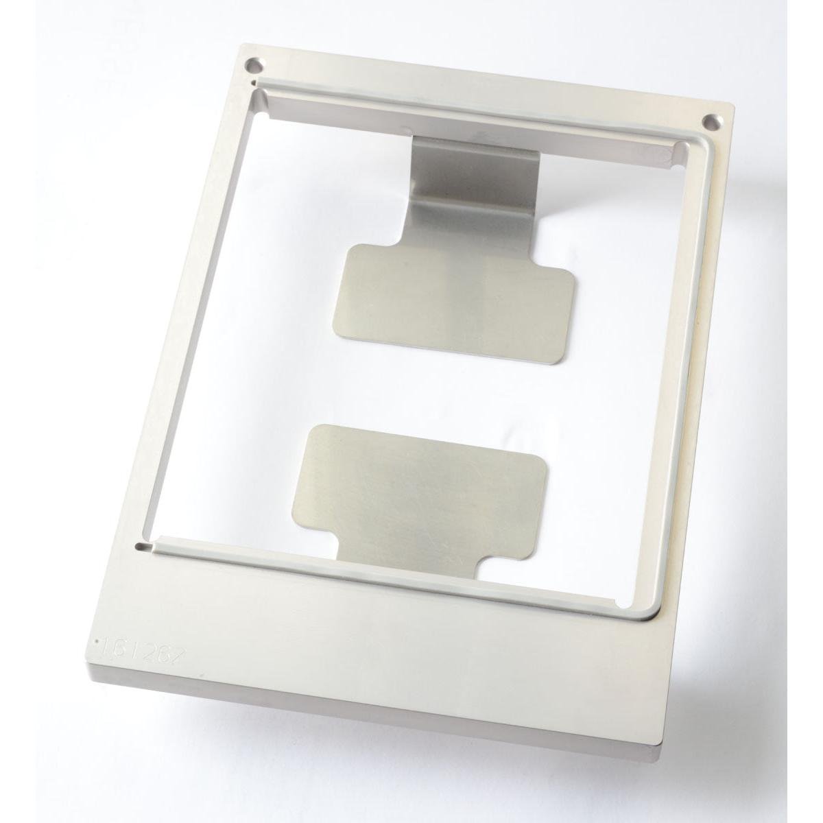 A cassete DF10/20 da Duni GmbH para caixas de cartão é uma estrutura metálica retangular (1200 ml, L) com duas placas planas no interior e pequenos orifícios nos cantos, perfeita para um armazenamento compacto, representada sobre um fundo branco.