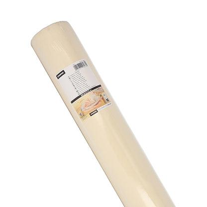 Um close-up da toalha de mesa Starpak, semelhante a tecido, Airlaid 20 m x 1,2 m em uma embalagem transparente com código de barras e etiqueta do produto, destacando sua aparência semelhante a tecido.