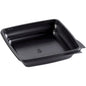 A Duni GmbH Menubox, quadrada, preta de PP (197x197x44 mm), embalagem com 450 peças, com cantos arredondados e borda ligeiramente elevada, é representada como uma bandeja de alimentos de plástico preto inclinada sobre um fundo branco.