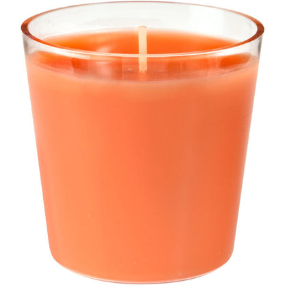 Uma imagem aproximada da recarga Switch & Shine da Duni GmbH, uma vela de cera laranja (cerca de 30h, 65 x 65 mm) em um recipiente de vidro claro, com um pavio centralizado na superfície lisa e não acesa para um longo tempo de combustão.