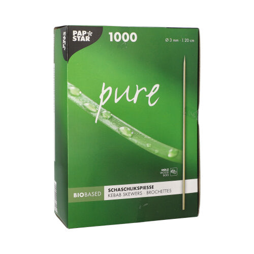 Eine grüne Schachtel mit der Aufschrift "PAPSTAR Schaschlikspieße Holz pure" (Ø 3 mm, 20 cm, 1000 Stück) der PAPSTAR GmbH zeigt einen Spieß und die Nahaufnahme einer taufrischen grünen Pflanze.
