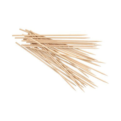 Um monte de PAPSTAR espetos de madeira "pure", Ø 3,5 mm, 20 cm de comprimento (1000 peças), da PAPSTAR GmbH, com pontas de madeira afiadas sobre fundo branco.