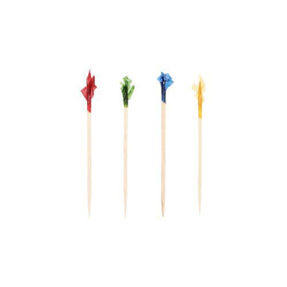 Quatro PAPSTAR 1000 palitos decorativos 6,8 cm "Frills" da PAPSTAR GmbH estão em pé, cada um com uma franja vermelha, verde, azul ou amarela – uma maneira ideal de adicionar cor à sua decoração de mesa sobre um fundo branco simples.