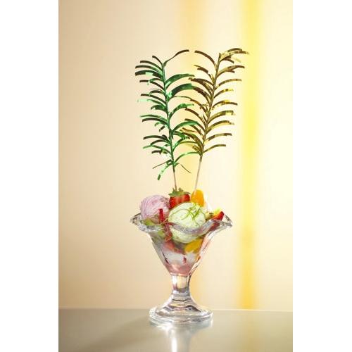 Um copo de sobremesa de vidro com sorvete colorido, pedaços de frutas e dois PAPSTAR 144 Decorações sortidas da PAPSTAR GmbH, tudo isso em frente a um fundo suavemente iluminado.