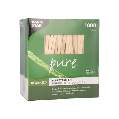 Uma caixa verde-branca PAPSTAR "pure" contém 1000 colheres de mexer sem lascas, de 14 cm de comprimento, feitas de madeira de bétula biobaseada da PAPSTAR GmbH. O nome da marca aparece no canto superior esquerdo da embalagem.