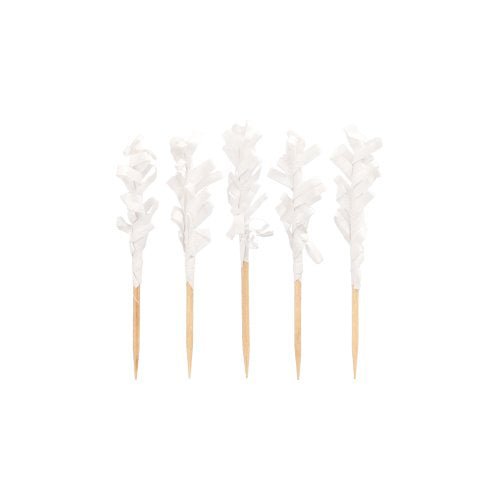 Cinco PAPSTAR 1000 palitos decorativos "Frills" (6,8 cm) da PAPSTAR GmbH com topos de papel frisado branco estão dispostos em linha sobre uma superfície simples – ideal para uma decoração de mesa elegante.